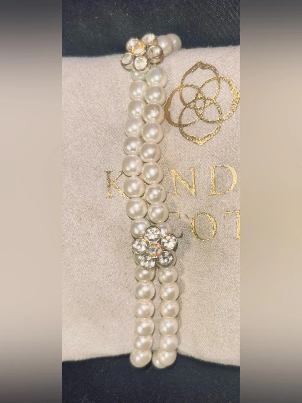 Vintage pearl stretch bracelet with flower rhinestone accents